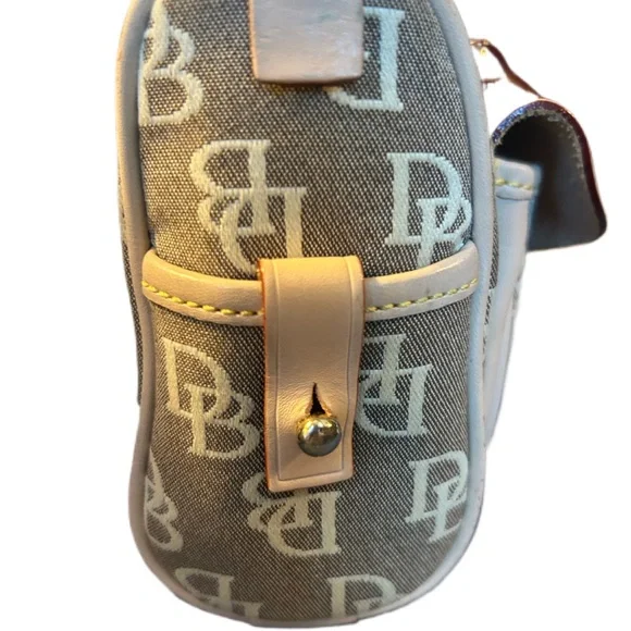 Dooney & Bourke Purse in great condition 7x10.5 - Picture 2 of 5